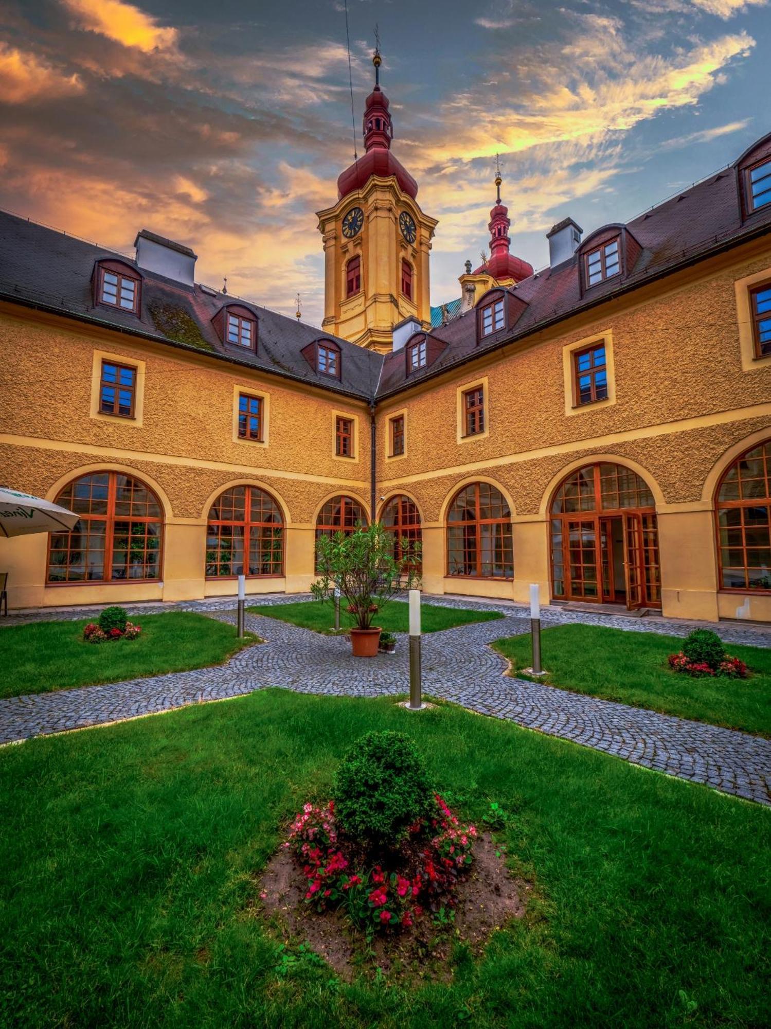 Klášter Hejnice, vzdělávací, konferenční a poutní dům Exterior foto